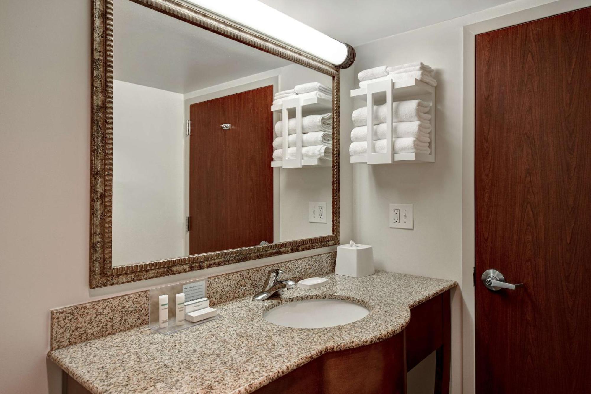 Hampton Inn & Suites Alexandria Old Town Area South Bagian luar foto