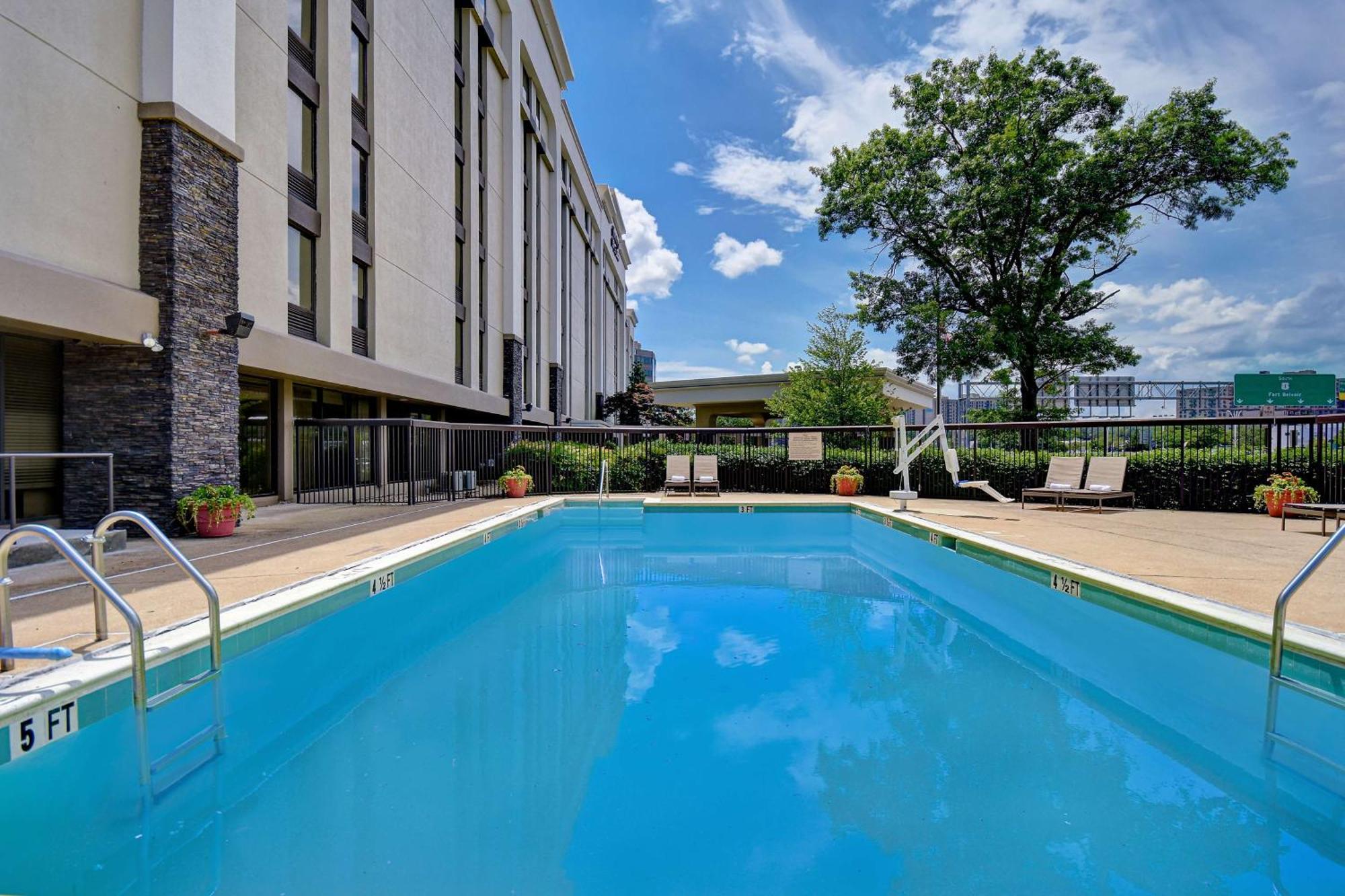 Hampton Inn & Suites Alexandria Old Town Area South Bagian luar foto